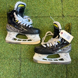 Junior Bauer Vapor 3X Hockey Skates Regular Width Size 2.0 (Used)