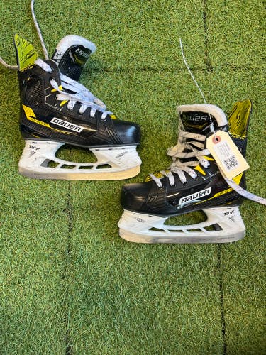 Junior Bauer Supreme M4 Hockey Skates Regular Width Size 3.5 (Used)