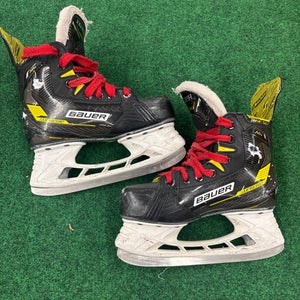 Junior Bauer Supreme M4 Hockey Skates (Regular) Size 3 (Used)