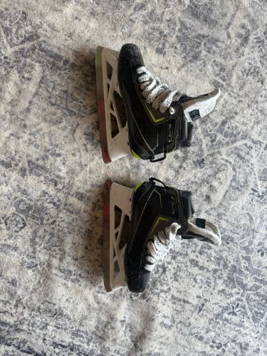 Bauer Elite Hockey Goalie Skates Regular Width Size 1.5 (Used)
