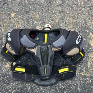 Medium Junior CCM AS580 Shoulder Pads (Used)