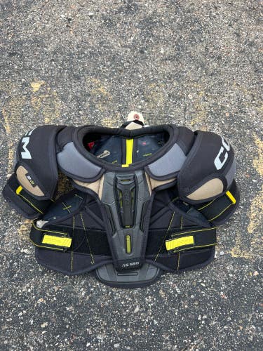 Medium Junior CCM AS580 Shoulder Pads (Used)