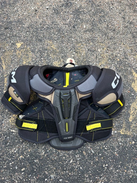 Medium Junior CCM AS580 Shoulder Pads (Used)