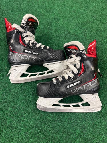 Youth Bauer Vapor 3X Pro Hockey Skates (Regular) Size 12.5 (Used)