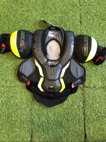 Medium Junior Bauer Vapor 3X Pro Shoulder Pads (Used)