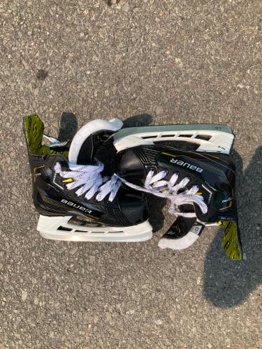 Bauer Supreme M5 Pro Hockey Skates Regular Width | Youth Size: 13