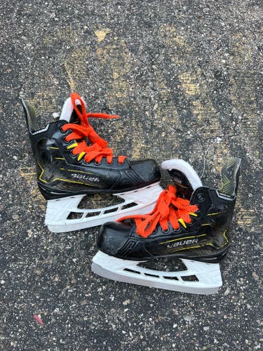 Youth Bauer Supreme M40 Hockey Skates | Size 13.5Y (Used)