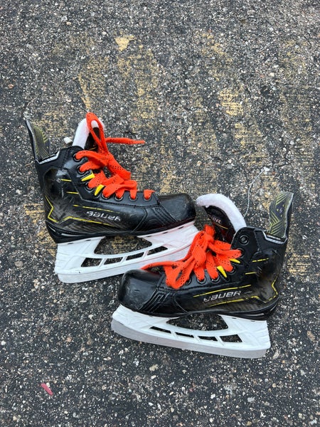 Youth Bauer Supreme M40 Hockey Skates | Size 13.5Y (Used)