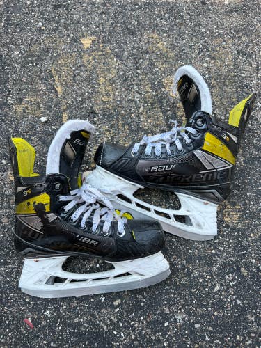 Intermediate Bauer Supreme 3S Hockey Skates Size 4 (Used)
