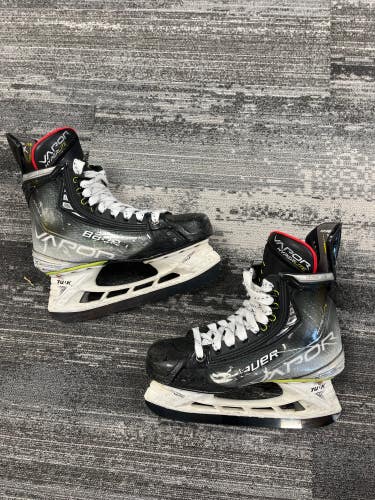Intermediate Bauer Vapor Hyperlite Hockey Skates Size 5 (Used)