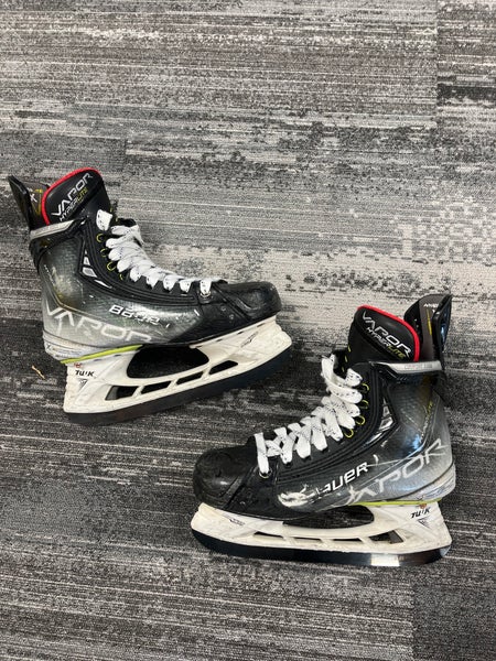 Intermediate Bauer Vapor Hyperlite Hockey Skates Size 5 (Used)