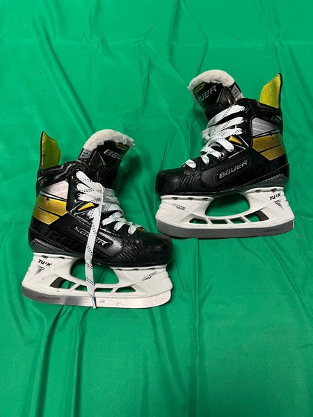 Junior Bauer Supreme 3S Hockey Skates Regular Width Size 1.5 (Used)