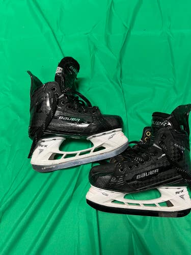 Intermediate Bauer Supreme Mach Hockey Skates Size 4 (Used)