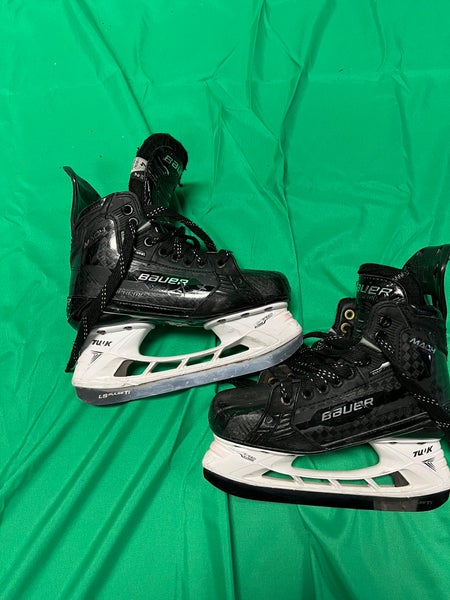 Intermediate Bauer Supreme Mach Hockey Skates Size 4 (Used)
