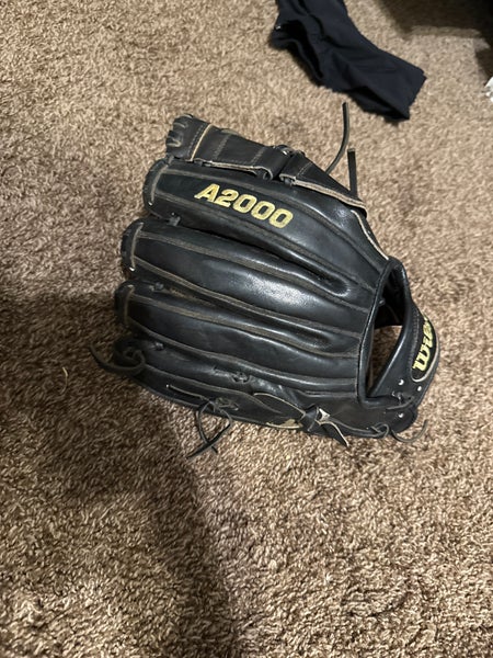 Wilson RH Infield A2000 Baseball Glove 11.75" (Used)