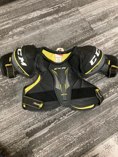 Medium Junior CCM Tacks 9040 Shoulder Pads (Used)