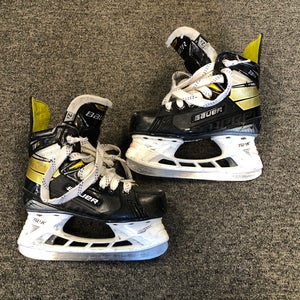 Junior Bauer Supreme 3S Hockey Skates Regular Width Size 2.5 (Used)