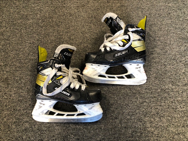 Junior Bauer Supreme 3S Hockey Skates Regular Width Size 2.5 (Used)