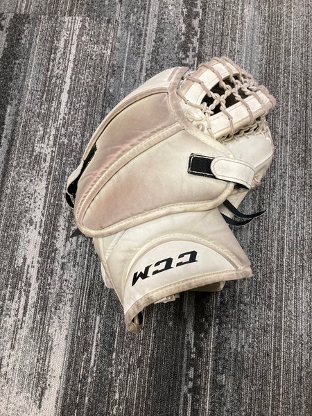 White Junior CCM Extreme Flex III E3.5 Goalie Gloves & Blockers Regular (Used)