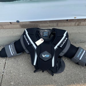 Junior Medium/Large Vaughn Velocity V9 Goalie Chest Protector (Used)