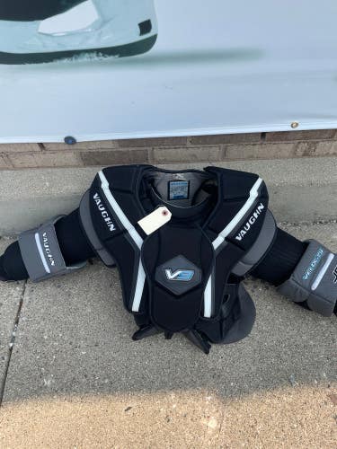 Junior Medium/Large Vaughn Velocity V9 Goalie Chest Protector (Used)