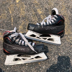 Junior Bauer Vapor X900 Hockey Goalie Skates Size 5 (Used)