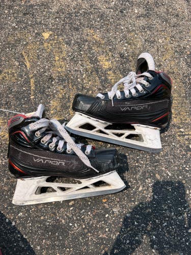 Junior Bauer Vapor X900 Hockey Goalie Skates Size 5 (Used)