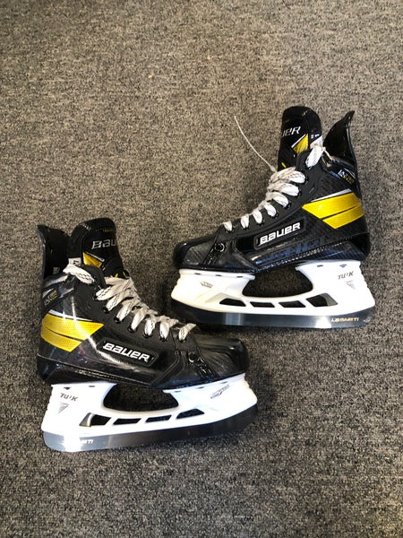 Intermediate Bauer Supreme UltraSonic Hockey Skates Size 4.5 (Used)