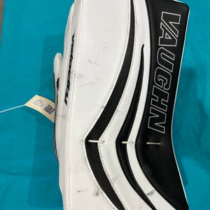 White Intermediate Vaughn V7 pro xf Goalie Gloves & Blockers Regular (Used)