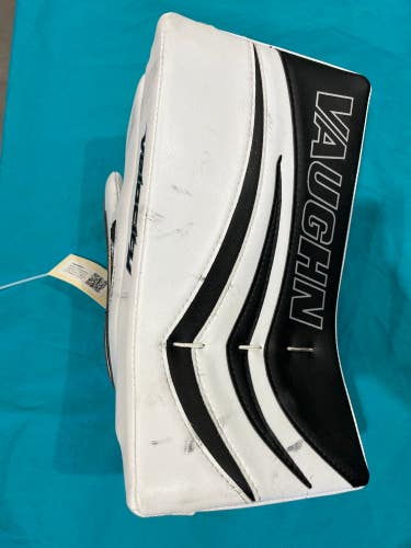 White Intermediate Vaughn V7 pro xf Goalie Gloves & Blockers Regular (Used)