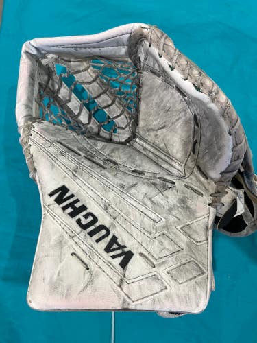 White Junior Vaughn Velocity VE8 Goalie Gloves & Blockers Regular (Used)