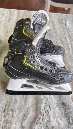 Bauer Elite Hockey Goalie Skates Size 2.5 (Used)