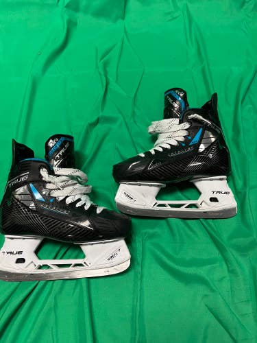Intermediate True Catalyst 5X4 Hockey Skates 6.5 (Used)