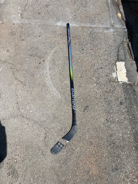 Broken Senior Bauer Vapor Hyperlite 2 Right Handed Hockey Stick P28  (Used)
