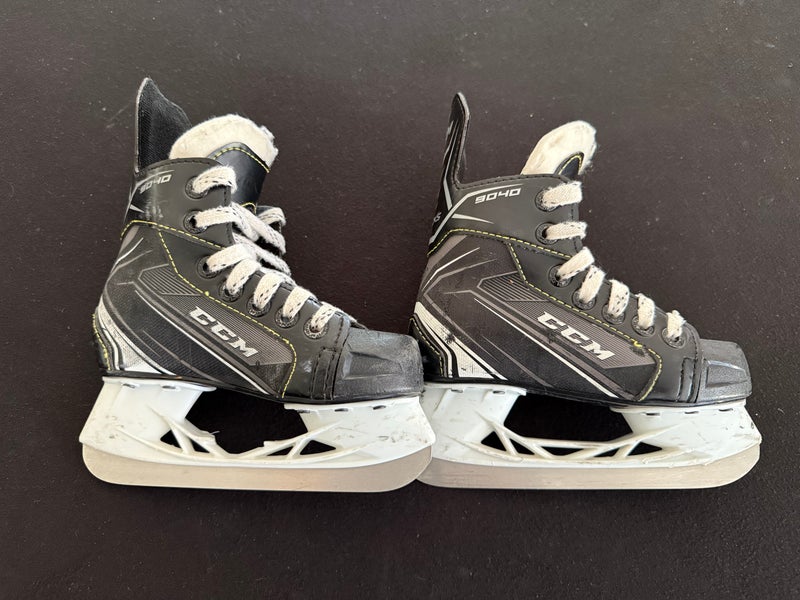 CCM Tacks 9040 Hockey Skates Regular Width Youth 10 (Used)