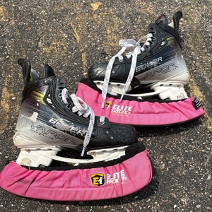 Intermediate Bauer Vapor Hyperlite 2 Hockey Skates Size 5.5 (Used)