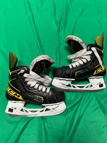 Junior CCM Super Tacks 9370 Hockey Skates Regular Width Size 3 (Used)