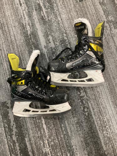 Junior Bauer Supreme 3S Hockey Skates Size 4 (Used)