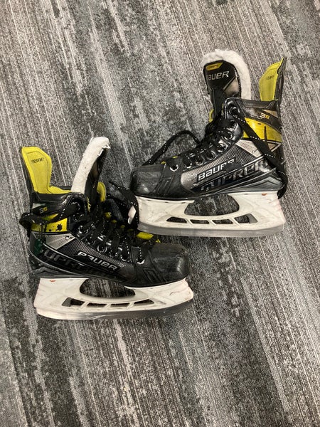 Junior Bauer Supreme 3S Hockey Skates Size 4 (Used)