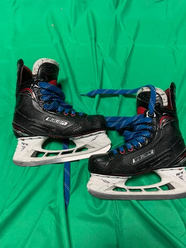 Senior Bauer Vapor X700 Hockey Skates Size 5 (Used)