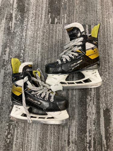 Junior Bauer Supreme 3S Hockey Skates Regular Width Size 2.5 (Used)