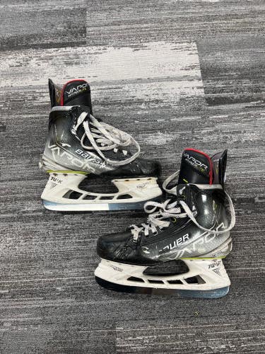 Senior Bauer Vapor Hyperlite Hockey Skates 7.5 (Used)