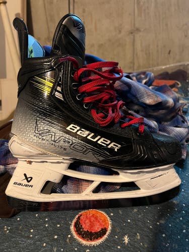 Bauer Vapor Hyperlite 2 Hockey Skates Regular Width 7.5 (Used)