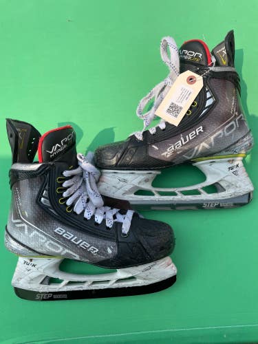 Intermediate Bauer Vapor Hyperlite Hockey Skates | Size 4 Fit 1