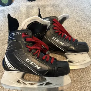 CCM 9040 Hockey Skates Size 2 (Used)