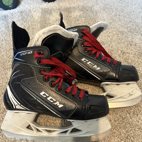 CCM 9040 Hockey Skates Size 2 (Used)