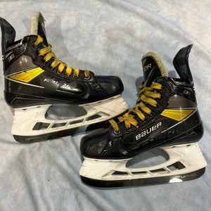 Int Bauer Supreme 3S Pro Hockey Skates Size 4 Fit 2 (Used)