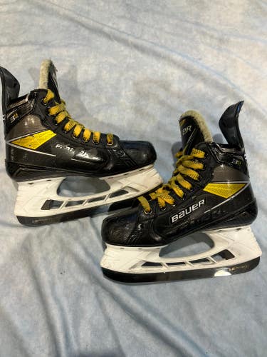 Int Bauer Supreme 3S Pro Hockey Skates Size 4 Fit 2 (Used)