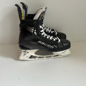 Used R: 9 L: 8.5 Fit 2 Bauer Vapor Hyperlite 2 Pro Stock Hockey Skates