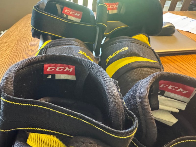 Senior Small CCM Tacks 9060 Elbow Pads (Used)